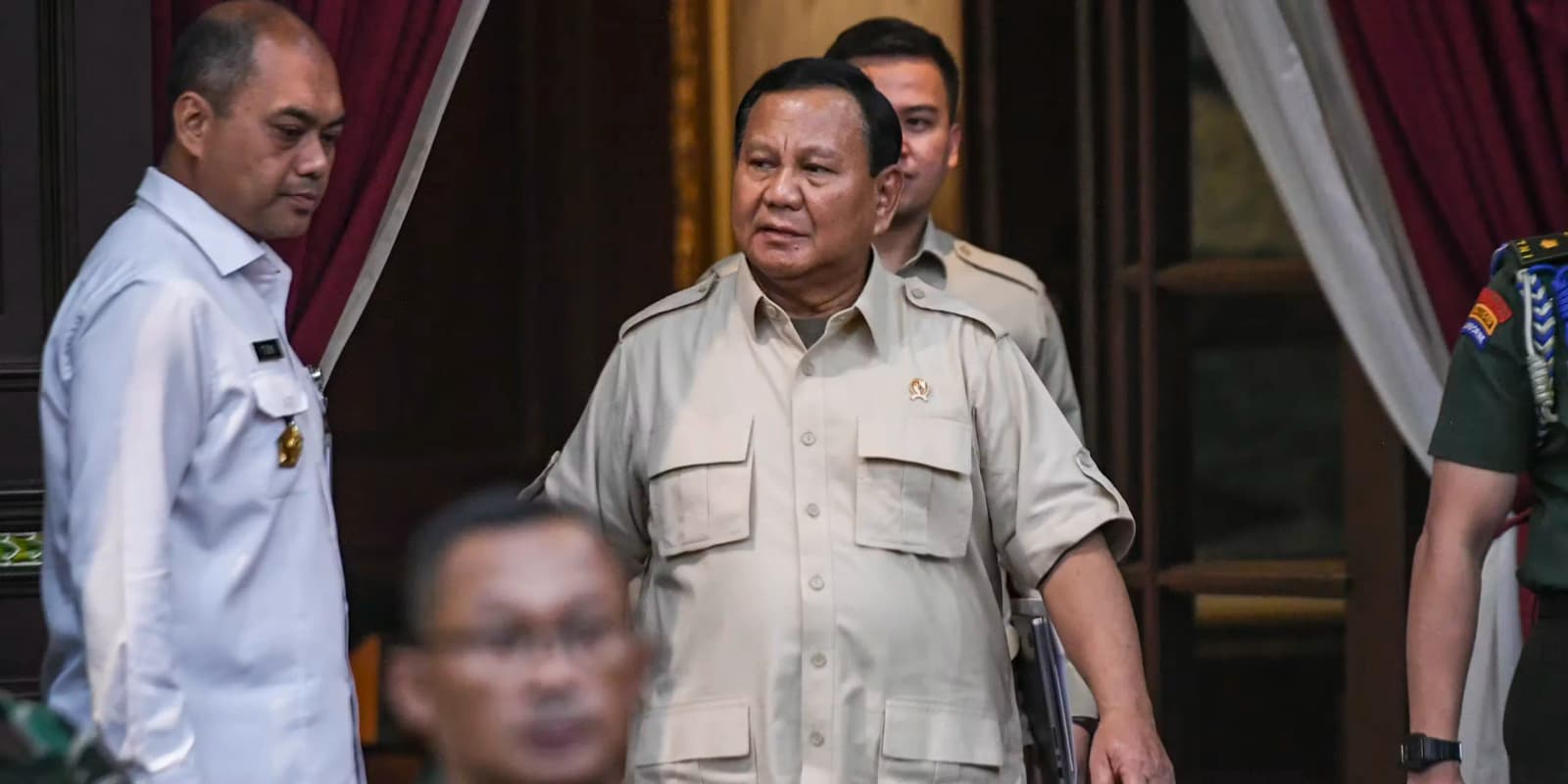 Di Balik Kabinet Gemuk: Ketika Demokrasi Kita Dirawat oleh Mereka yang Tak Duduk di Senayan